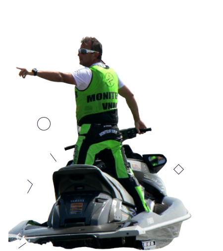 Moniteur de jet ski sur sont jet-ski en mer